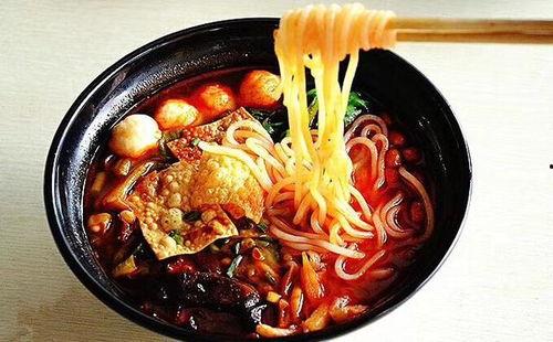 网友爆料视频螺蛳粉店,这家螺蛳粉店竟如此火爆，排队人潮涌动！  第3张